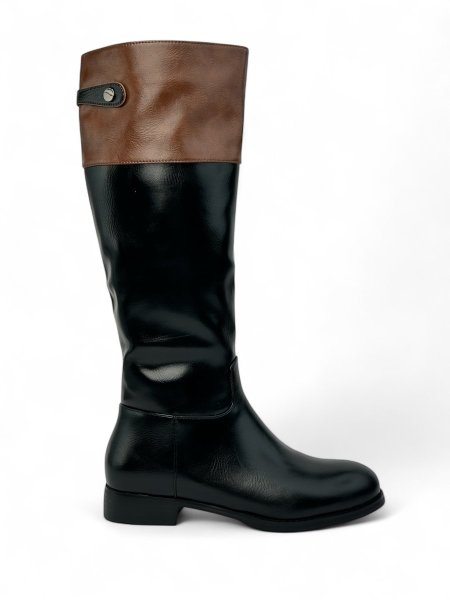 جزمة طويلة ثنائية اللون أسود وبني مسطحة بإبزيم علوي